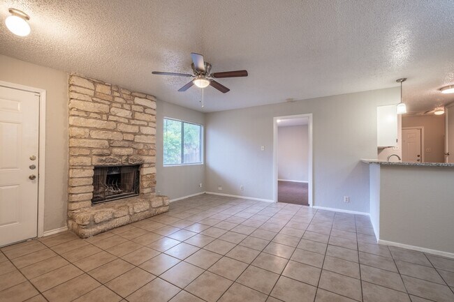 Foto del edificio - Fully Renovated 3 Bedroom, 2 Bath Duplex i...