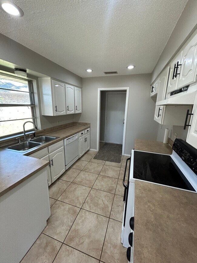 Foto del edificio - 1007 Almond Ct