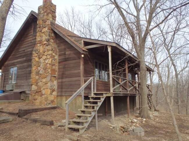 Foto del edificio - Unique 3 Bed 2 Bath Cabin In The Heart of Columbia!