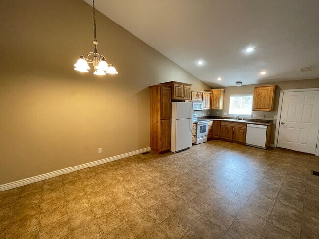 Building Photo - 4 Bed, 3 Bath Town Home w/ 2 Car Garage - ...
