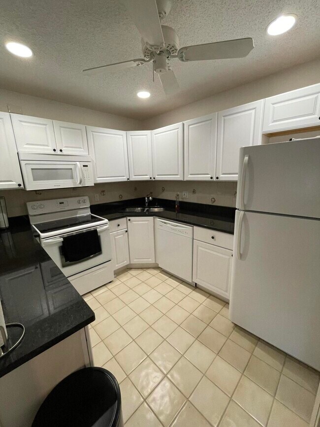 Foto del edificio - 335 Knotty Pine Cir