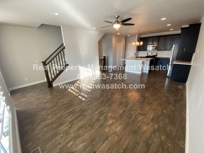 Foto del edificio - Beautiful 3 Bed, 4 Bath Townhome with 2-ca...