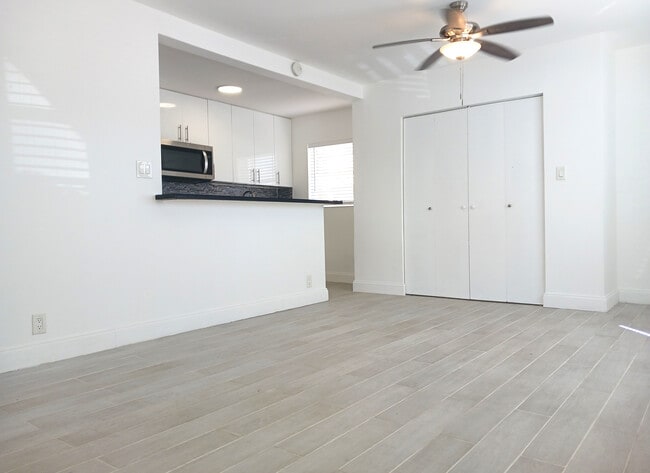 Building Photo - 4051 N Ocean Dr