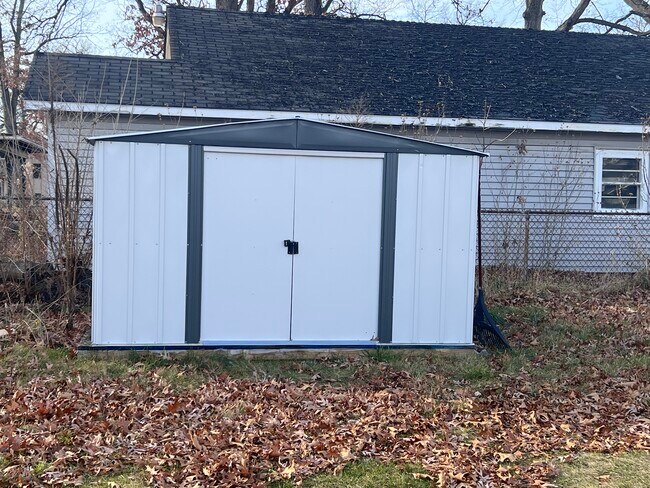 8x10 shed not weather proof - 2774 Belmont St