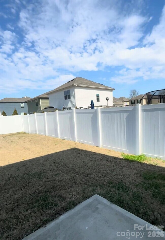 Building Photo - 2011 Weddington Pointe Dr