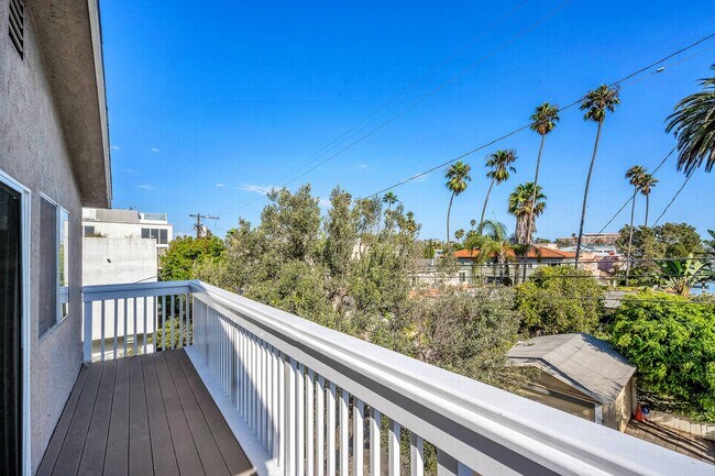 Foto del edificio - 466 S Venice Blvd