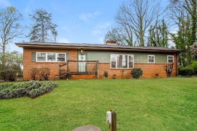 Foto del edificio - 1102 Woods Dr