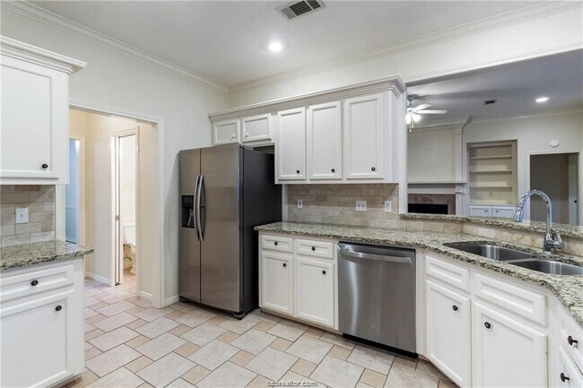 Foto del edificio - 4709 Shoal Creek Dr