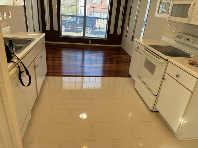 Building Photo - Room in House on Klondike River Rd