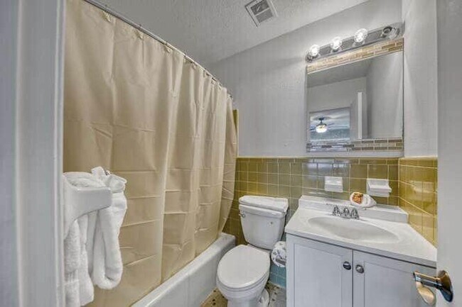 Building Photo - 305 Barracuda Ave