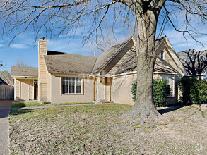 Building Photo - 6926 Lagrange Cir N