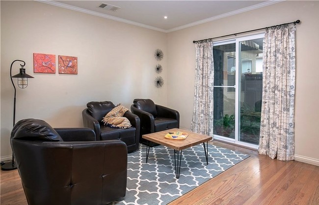 Sala de estar - 909 N Santa Anita Ave