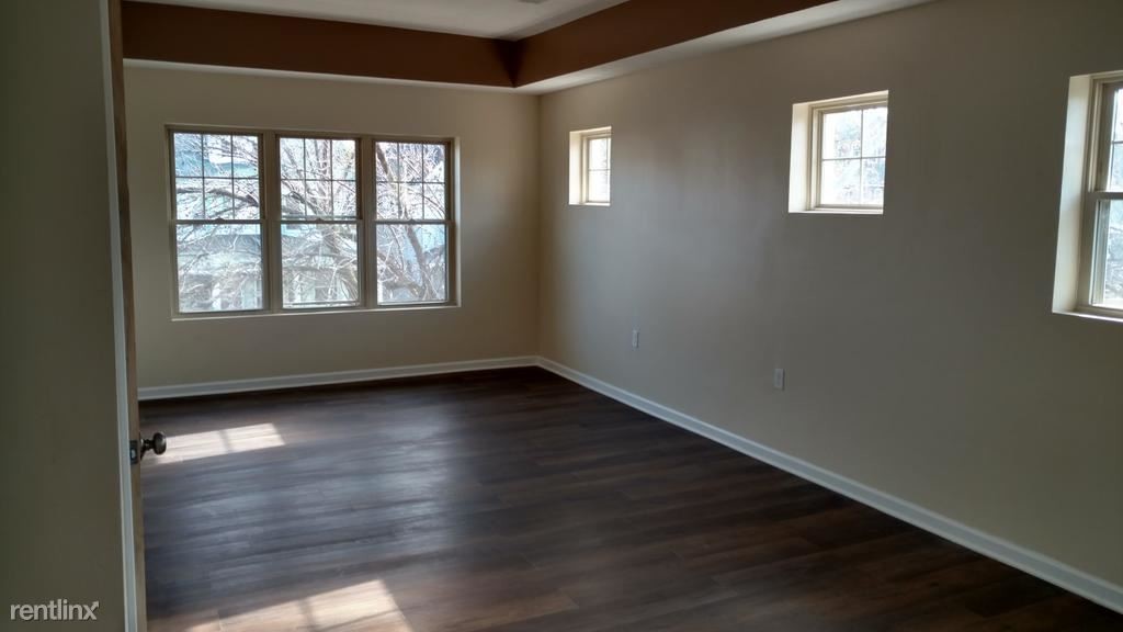 Foto principal - 1458 E 115th St
