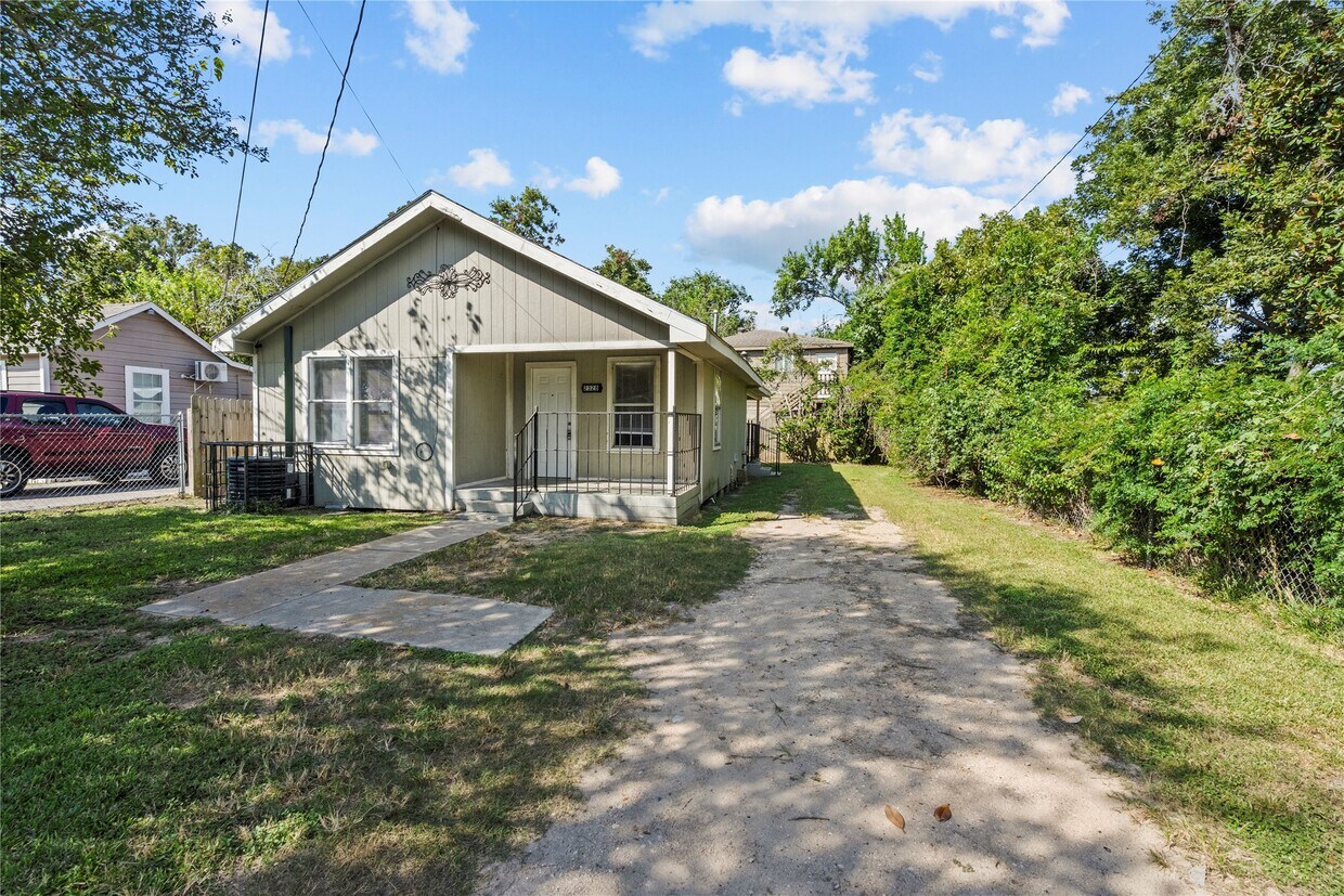 Primary Photo - 2328 Boss St