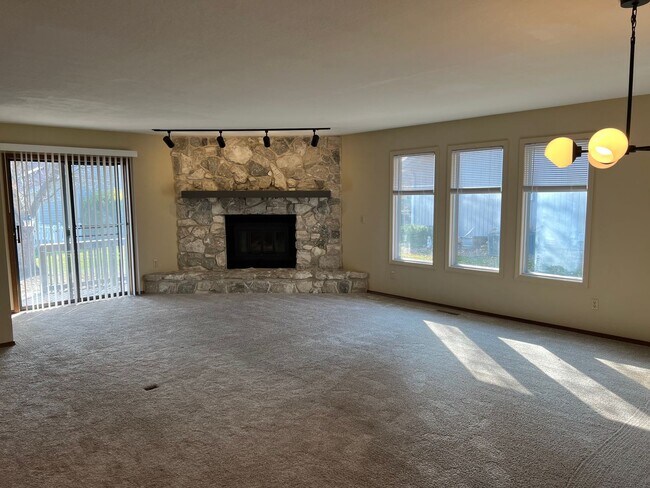 Foto del edificio - PRICE ADJUSTMENT! Lakewood Village Duplex