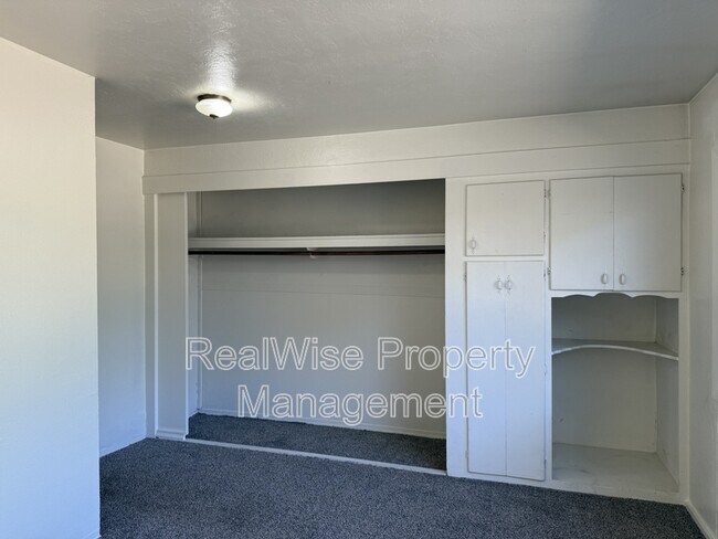 Foto del edificio - 3028 NE Douglas Ave
