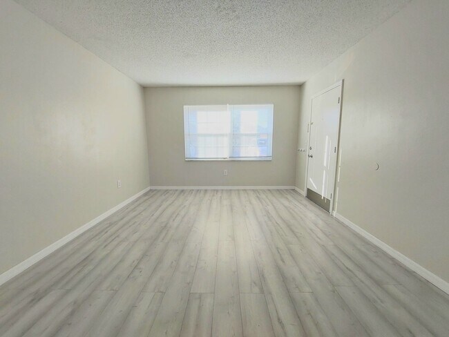Foto del edificio - Beautiful 2 Bedroom, 1 Bathroom Condo in the Lake Bentley Shores Community of Lakeland