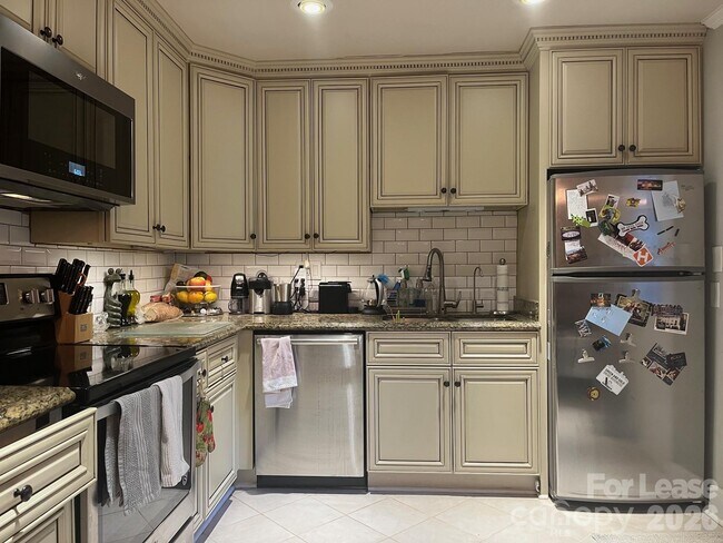 Foto del edificio - 544 Manhasset Rd