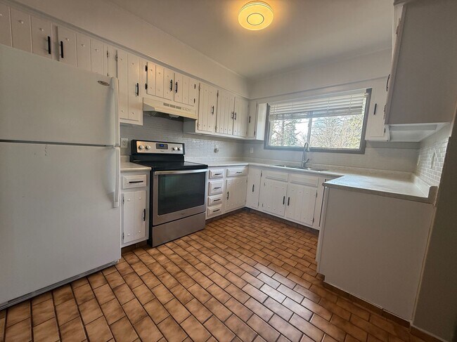 Building Photo - Main Level in Jasper Place with Great Incentive and Pet Friendly!