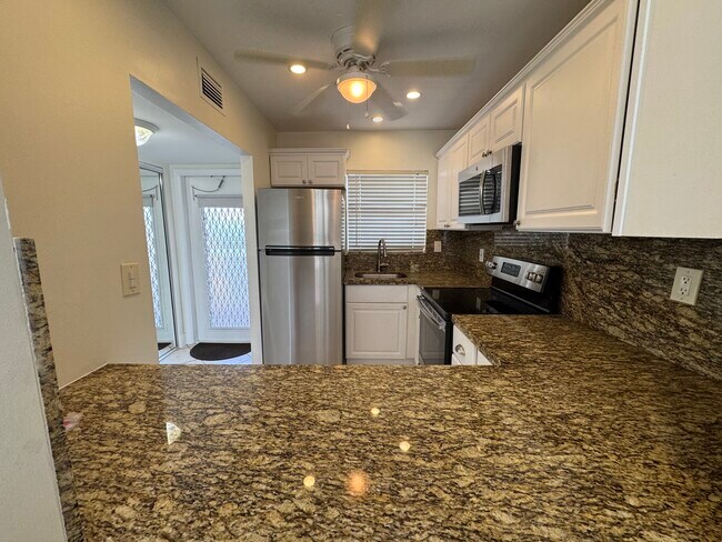Foto del edificio - 8305 Sunrise Lakes Blvd