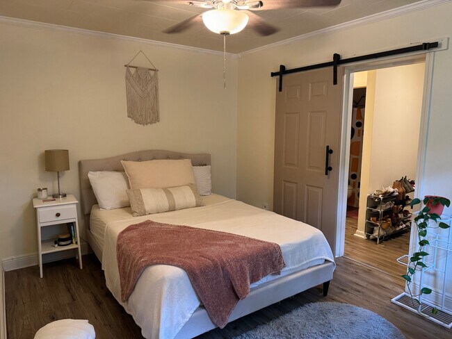 Foto del edificio - 1808 Dewrell Sq