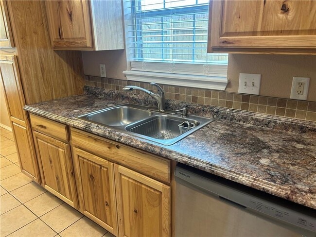 Building Photo - 1370 S Jasmine Ln