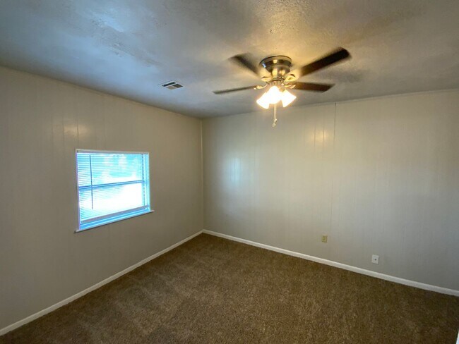 Building Photo - 3 bedroom 1 bath -  Moore