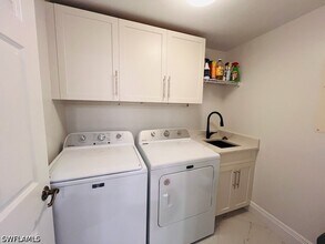 Building Photo - 425 Cove Tower Dr
