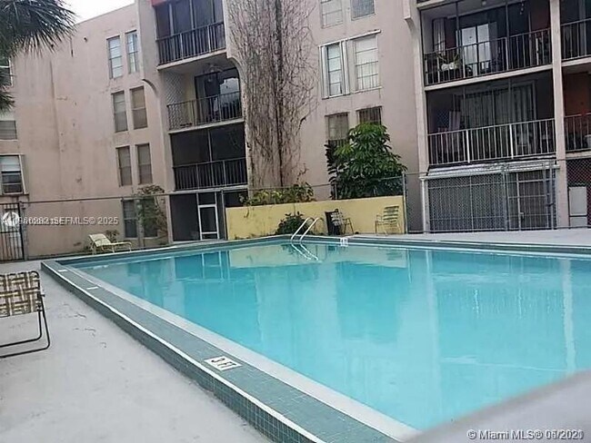 Foto del edificio - 9678 Fontainebleau Blvd