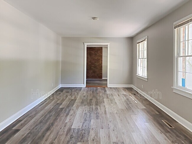 Foto del edificio - 136 Old Meadowbrook Rd