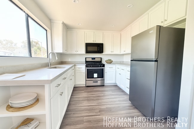 Building Photo - 619 N Kingsley Dr