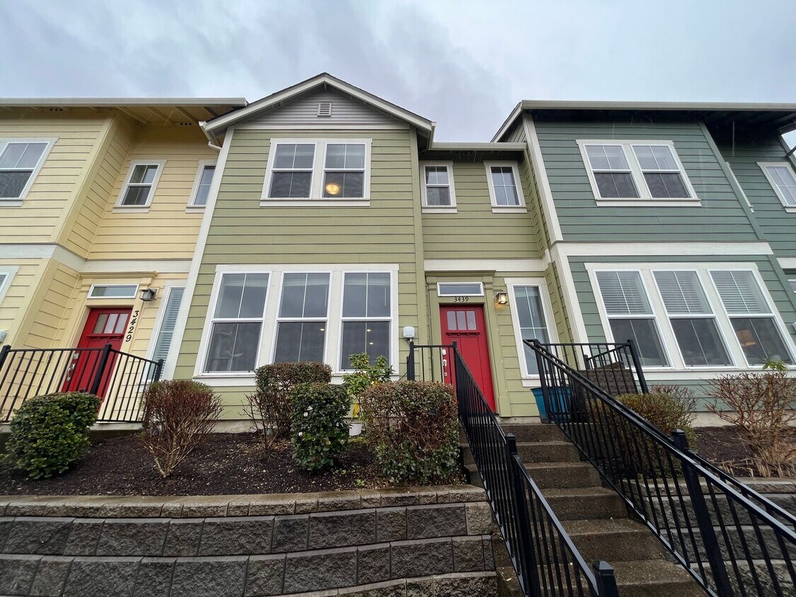 Foto principal - Spacious 3 bed/2.5 Bath Townhome in Hillsb...