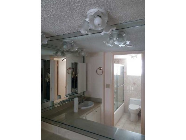 Building Photo - 6039 Collins Ave