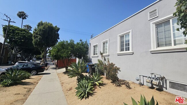 Foto del edificio - 1121 N Curson Ave