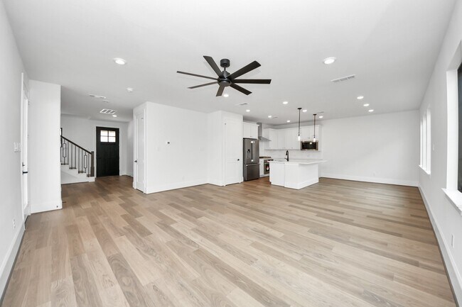 Building Photo - 12010 Royal Oaks Banner Wy