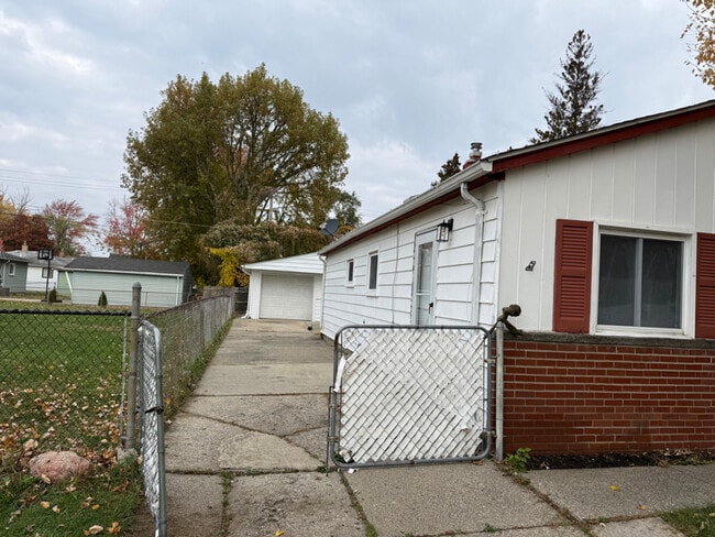 Building Photo - 21122 Annapolis St