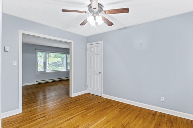 Building Photo - 4 bedroom / 1 3/4 bath.  Pet friendly, Und...