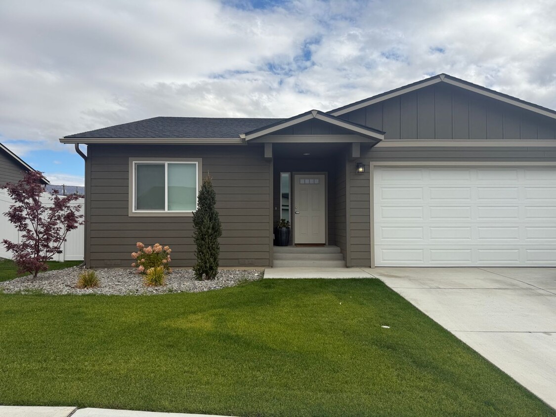 Foto principal - 3 Bed, 2 Bath house with fully fenced back...