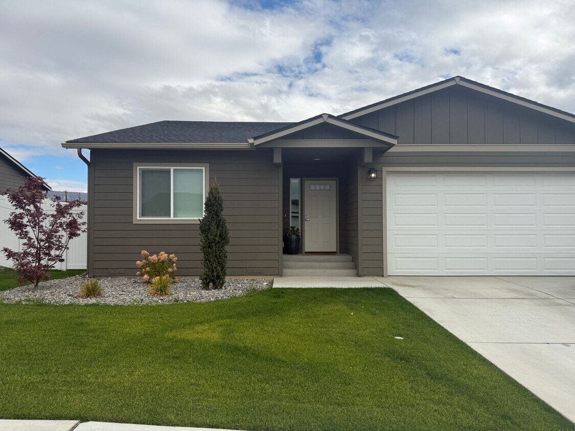 Primary Photo - 3 Bed, 2 Bath house with fully fenced back...