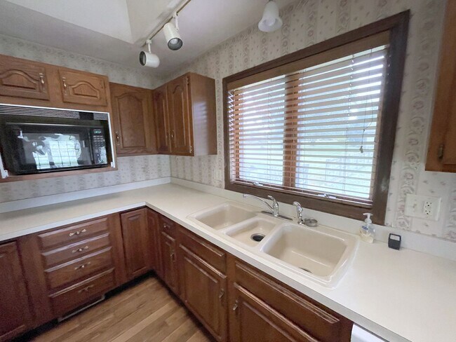 Foto del edificio - Country Charm Large 2-Bedroom Duplex in Mi...