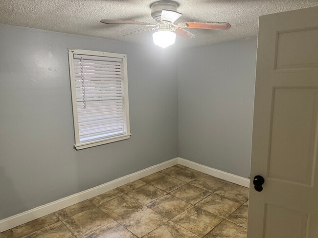 Foto del edificio - 1214 Gillespie Ave