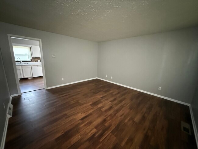 Foto del edificio - 6576 Ravenwood Ave NW