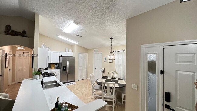 Foto del edificio - 5319 Harmony Pl