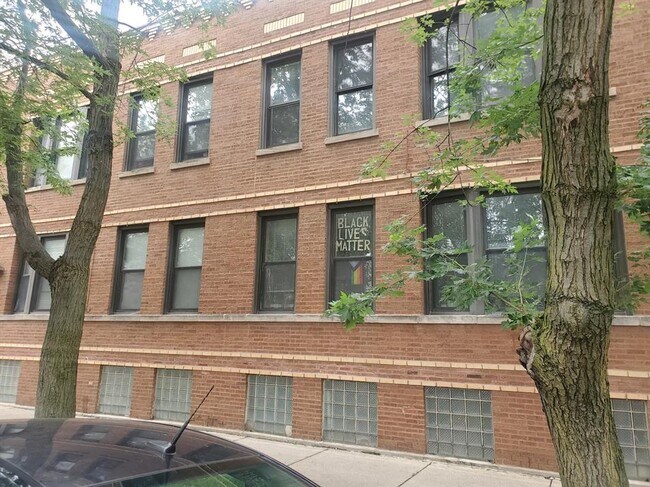Building Photo - 2552 N Hamlin Ave