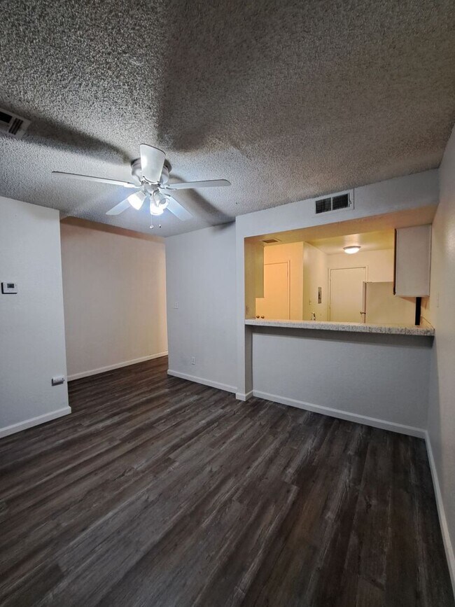 Foto del edificio - Charming 2-Bedroom Townhome in Fresno – Spacious Layout, Modern Kitchen & Community Amenities!