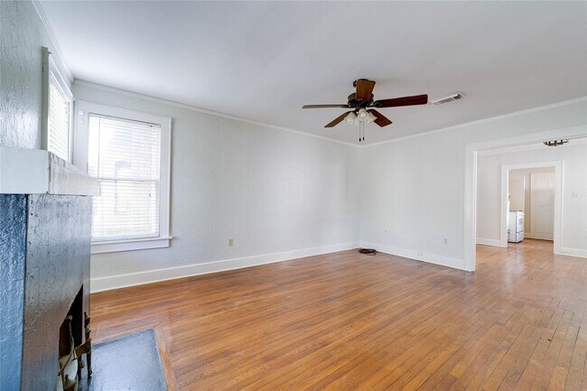 Foto del edificio - One side of Duplex Available- 2 Bedroom- 1 Bath Tudor Minutes from TCU- 76109