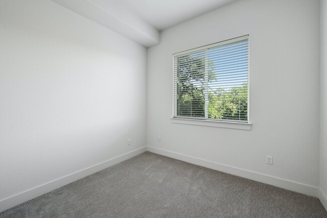 Building Photo - 2050 Lohmans Spur