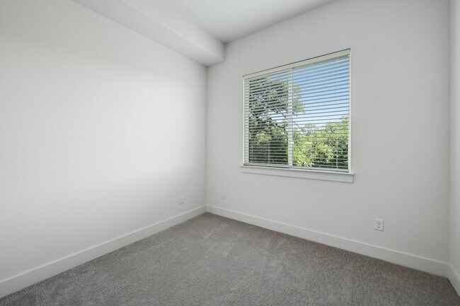 Foto del edificio - 2050 Lohmans Spur Rd