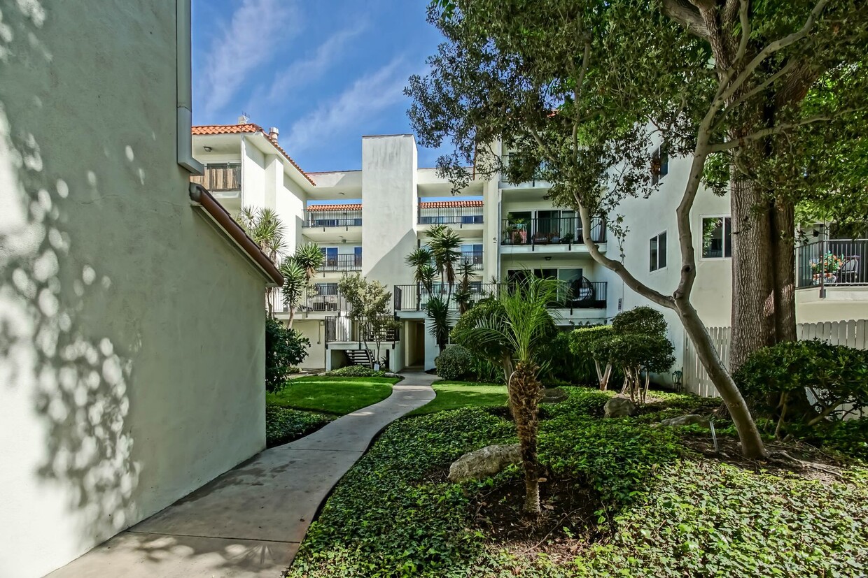 Foto principal - Recently Updated, Top-Floor 2BR2BA Condo i...