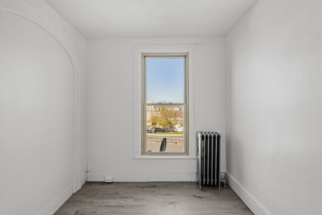Building Photo - 2182 5th Ave